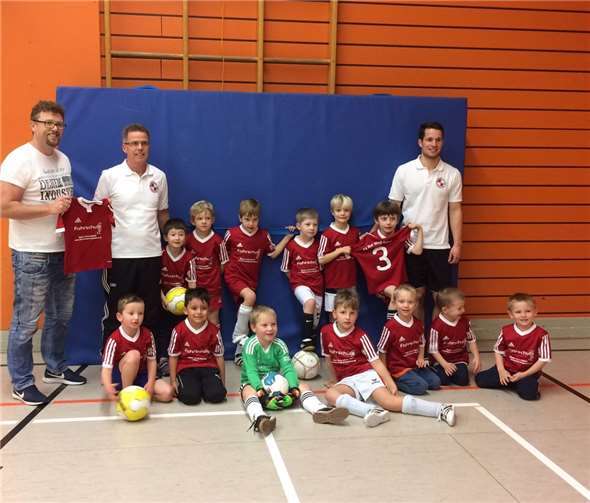 Andy Peters bei der Übergabe der Trikots an die Trainer Thomas und Michael Siebert (es fehlt Enrico Bonn) mit ihren Bambini. Privat