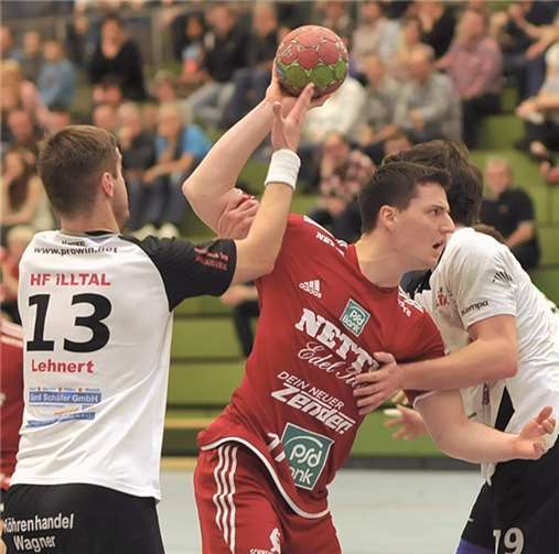 Wichtiger 30:24-Auswärtssieg beim TuS Kaiserslautern-Dansenberg Andy Reick verletzte sich schon früh ohne Einwirkung des Gegners am Fuß. Hunder