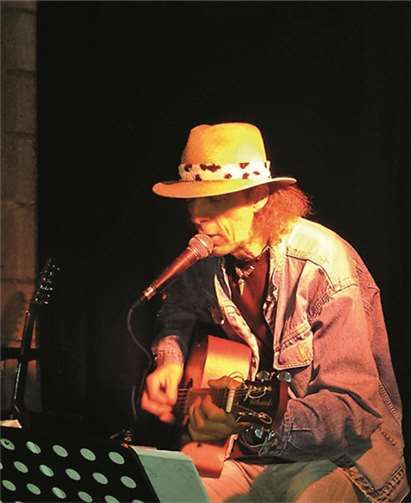 Andy Sommer und seine Gitarre: eine feste Einheit. privat