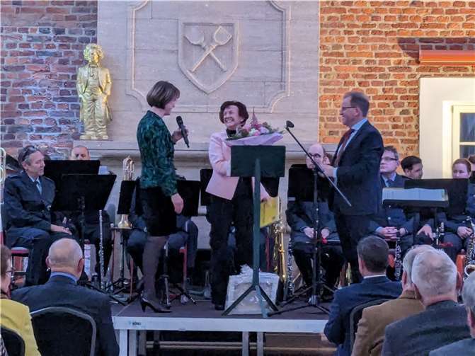 Aneglika Neubauer (l.) überreichte anNotburga Kunert, stellv. Landrätin (Mitte), Blumen.