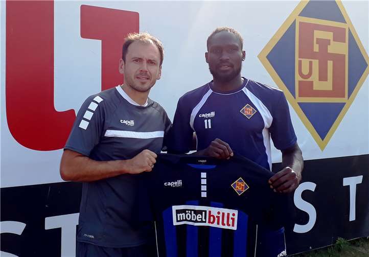 Angreifer unterschreibt neuen Vertrag Anel Dzaka und Amodou Abdullei. Foto: privat