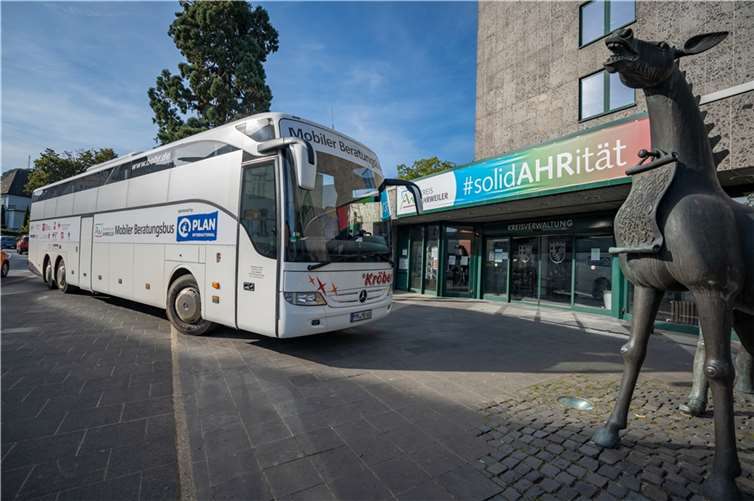 Anerkannte Träger und Fachkräfte der sozialen Arbeit bieten im „Mobilen Beratungsbus“ kostenlose und vertrauliche Beratungen an.  Foto: Bernhard Risse / Kreisverwaltung Ahrweiler