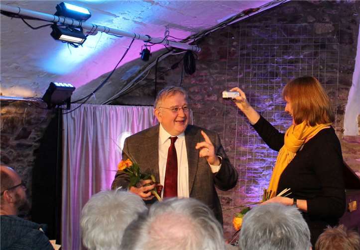 Anerkennung: Monika Recker-Johnson begrüßt Eberhard Müller.