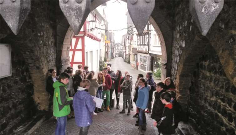 Anerkennung fand beim Klassenlehrer und bei den Schülern in diesem Zusammenhang auch die Arbeit der Linzer Mauerbau-Initiative, weil diese sich in vorbildlicher Weise um den Erhalt und den Wiederaufbau der Stadtmauer (vom Pulverturm aus) kümmert und sehr bereitwillig Informationsmaterial bereitgestellt. privat
