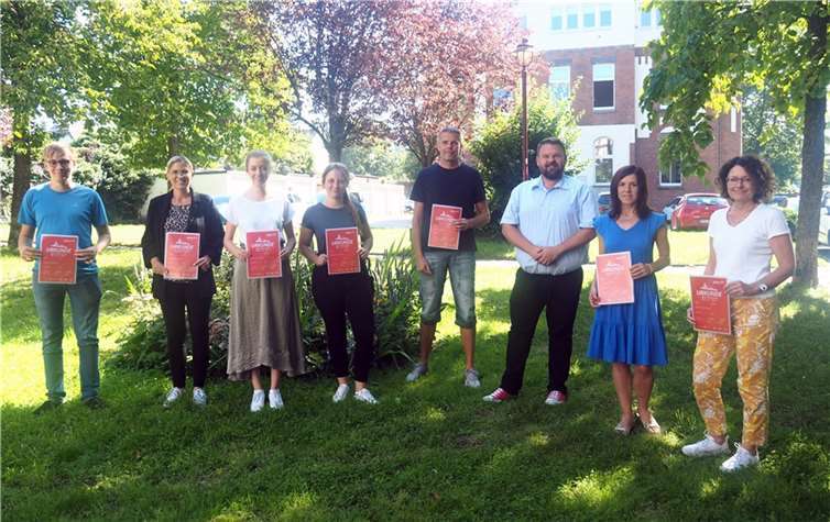 Anerkennung für das Laufteam (v.l.n.r.): Jacob Funk, Andrea Sehrer, Mona Klaassen, Nicole Schlegel, Ingo Kreuter, Bürgermeister Christoph Mohr, Lyudmyla Urban, Sandra Gargula.  Foto: Stadt Bendorf