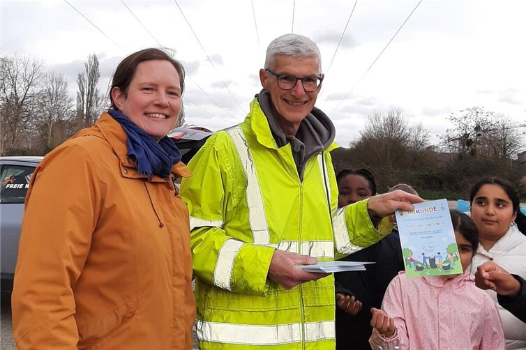 Anerkennung für den Einsatz: Ortsvorsteher Reiner Friedsam und BILA-Schulkoordinatorin Dr. Eva Polch überreichen den Schüler*innen Urkunden für ihr Engagement beim Müllsammeln.