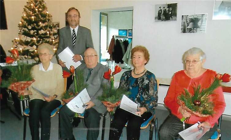 Anerkennung für die Treue: Elfriede Richter (v.l.), Kreisverbandsvorsitzender (stehend), Hans Werner Kaiser, Manfred Müller, Ute Bay, Marita Schneider. privat
