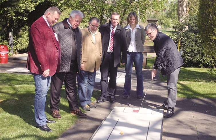 Aneta Reissdorff gab einen kleinen Einführungskurs in Sachen Miniatur-Golf.