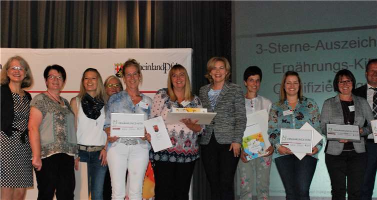 Anette Feldmann-Keunecke (1.v.l.) und Ernährungsministerin Julia Klöckner (7.v.l.) zeichneten 7 Ernährungs-Kitas aus dem Land Rheinland-Pfalz mit 3 Sternen für die Qualität ihres Essensangebotes aus.HS