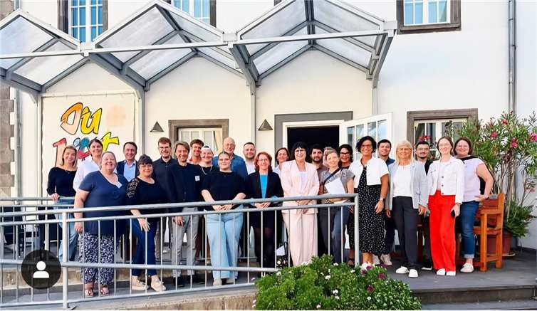 Integration gelingt nur gemeinsam Anette Moesta (CDU) mit den Teilnehmern der Veranstaltung im Mehrgenerationenhaus in Mayen. Foto: Rebecca Strittmatter