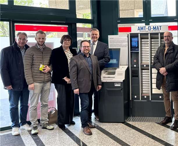 Anette Moesta MdL (3.v.l.) und Erster Kreisbeigeordneter Pascal Badziong (4.v.l.) gemeinsam mit Abgeordneten CDU-Landtagsfraktion vor dem Amt-O-Maten in Mendig.  Foto: Stephanie Vogel