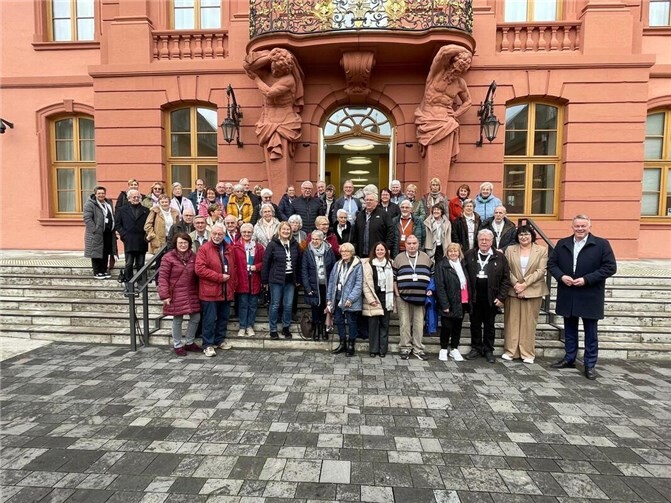 Anette Moesta MdL , Gordon Schnieder Landesvorsitzender der CDU und Spitzenkandidat für die Ministerpräsidentenwahl in Rheinland- Pfalz, mit den Mitgliedern der Senioren- Union Andernach vor dem Landtag in Mainz.  Foto: Nicole Behr