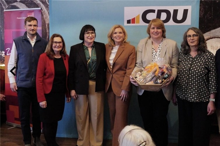 Anette Moesta MdL begrüßt die Bundestagspräsidentin Julia Klöckner MdB in Mendig.