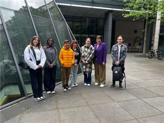 Anette Moesta MdL begrüßt die Jugendlichen aus ihrem Wahlkreis Andernach-Mendig-Pellenz beim Girls‘ & Boy’s Day der CDU-Landtagsfraktion. Foto: Marion Schneid