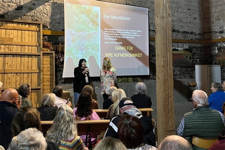 Anette Moesta MdL begrüßte gemeinsam mit Gartenexpertin Heike Boomgaarden rund 80 Gäste zu einem Abend über heimische Wildpflanzen und Artenvielfalt.