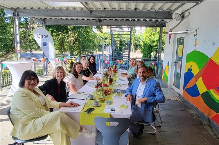Anette Moesta MdL besucht mit Bildungsstaatssekretärin Jenny Großund Oberbürgermeister Christian Greiner den Feriensprachkurs der vhs Andernach.