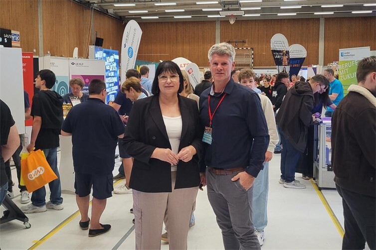 Anette Moesta MdL besuchte als Schirmherrin die 25. PellenzerLehrstellenbörse in Plaidt, bei der sich mehr als 70 Betriebe aus der Region präsentierten.