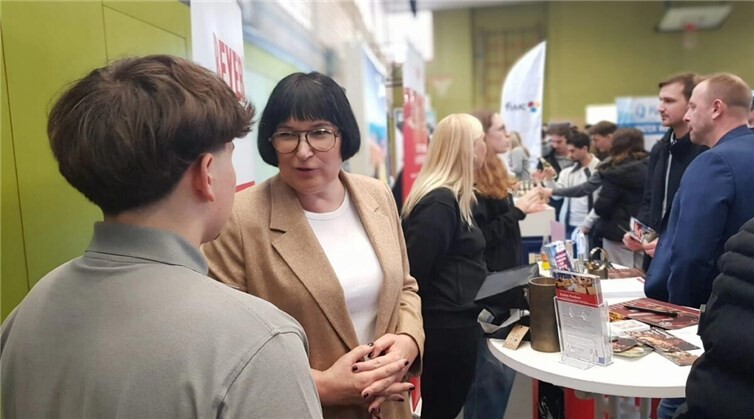 Anette Moesta MdL im Gespräch mit Jugendlichen und Betrieben bei der Ausbildungsmesse „GO!“ an der BBS Andernach.Foto: Rebecca Strittmatter