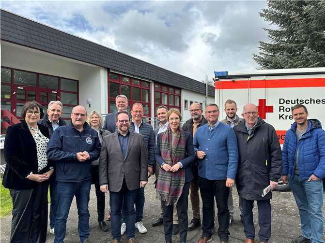 Anette Moesta MdL (li.) mit ihren CDU-Fraktionskollegen vor dem DRK-Ausbildungszentrum am Flugplatz Mendig. Quelle: Büro von Anette Moesta