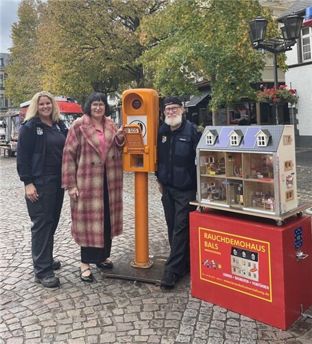 Anette Moesta, MdL mit Annika Wolff und Wilhelm Breitbach von der Freiwilligen Feuerwehr der Verbandsgemeinde Pellenz. Foto: Nicole Behr (Büro Moesta MdL)