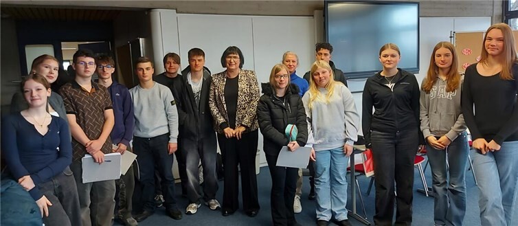 Anette Moesta MdL mit Schülerinnen und Schülern der St. Thomas RS plus in Andernach. Foto: Rebecca Strittmatter
