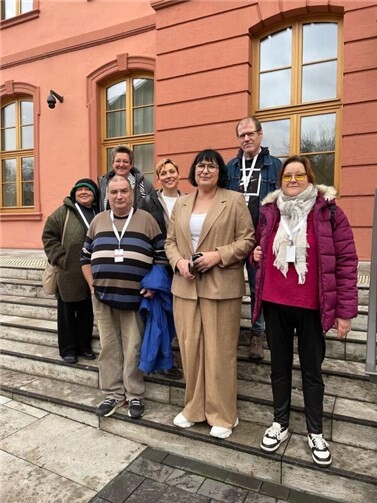 Anette Moesta MdL mit Vertretern des Behindertenbeirates Andernach- Pellenz vor dem Landtag in Mainz.  Foto: Nicole Behr