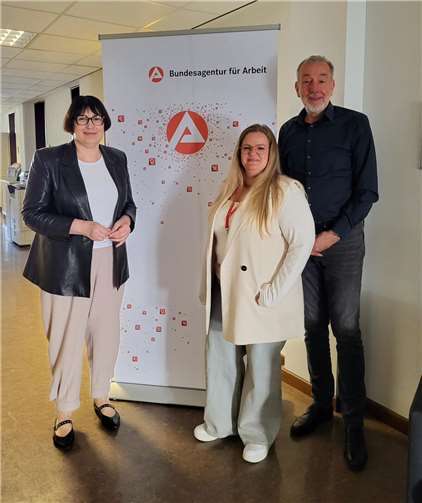 Vernetzung als Schlüssel zur starken Berufsorientierung und besseren Zukunftschancen  Anette Moesta (MdL ) mit dem Geschäftsführer der Arbeitsagentur Koblenz-Mayen, Herrn Frank Schmidt sowie Julia Fuhrmann, Teamleitung der Berufsberatung.  Foto: Presseabteilung Anette Moesta