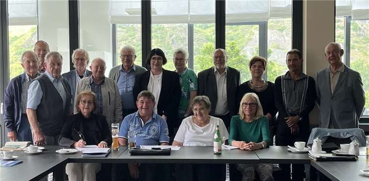 Anette Moesta (MdL ) mit dem Kreisvorstand der Senioren-Union Mayen-Koblenz und dem Vorsitzenden Anton Reiter beim Treffen in der Mittelrheinhalle in Andernach. Foto: Nicole Behr
