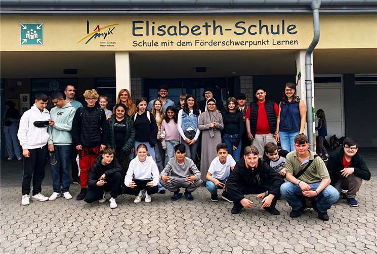 Anette Moesta, MdL, mit dem Schulleiter Karsten Meurer und Schülerinnen und Schülern der Elisabeth Förderschule in Andernach. Foto: Presseabteilung Anette Moesta