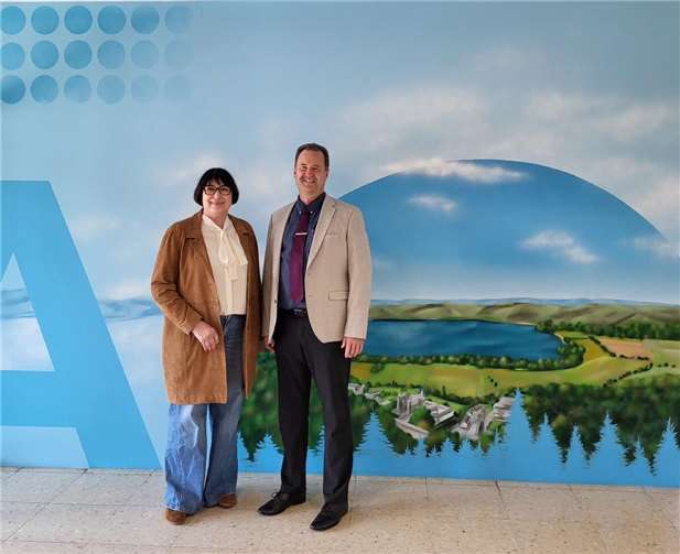 Neuer Name als Zeichen der regionalen Verbundenheit Anette Moesta (MdL ) mit dem Schulleiter der RS plus in Mendig, Herrn Christian Waters. Foto: Presseabteilung Anette Moesta