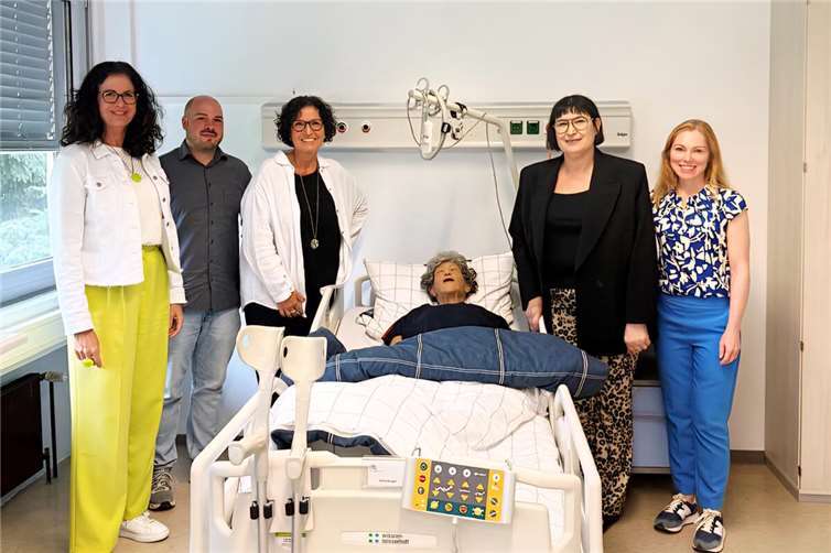 Anette Moesta MdL mit dem Team der BBS Mayen: Vera Reinke, Patrick Hönig, Schulleiterin Alexandra Birk-Märker und Diana Baltes.  Foto: Rebecca Strittmatter