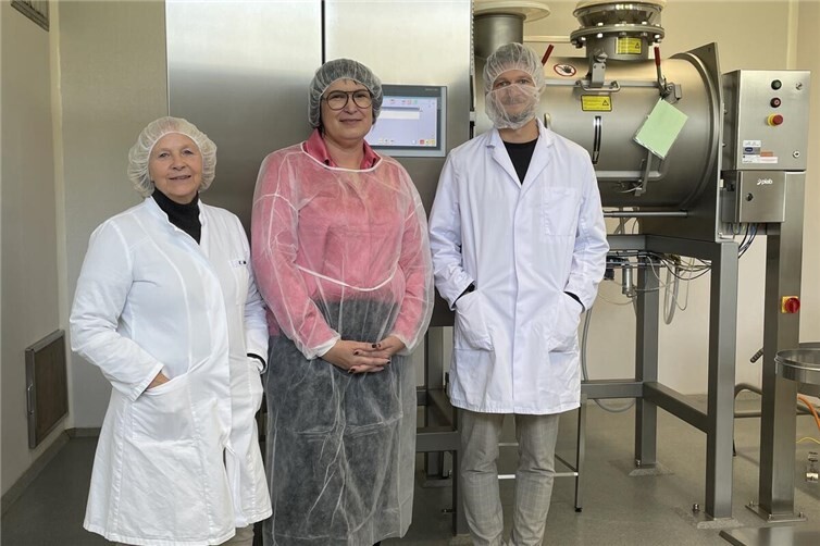 „Anette Moesta (MdL ) mit den Geschäftsführern Frau Elisabeth Milles und Milan Rawert in der Produktionsstätte des Unternehmens.“ Foto: Nicole Behr