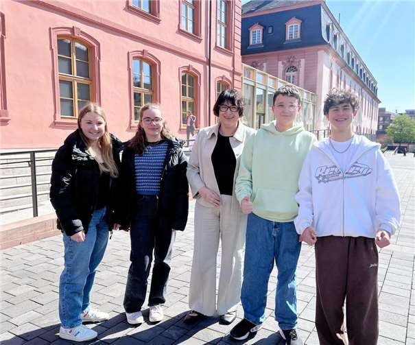 Anette Moesta (MdL ) mit den Jugendlichen des Girl´s and Boy´s Day 2025.  Foto: Presseabteilung Anette Moesta