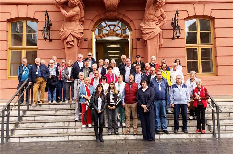 Anette Moesta MdL mit der Besuchergruppe vor dem Landtag in Mainz. Foto: Nicole Behr