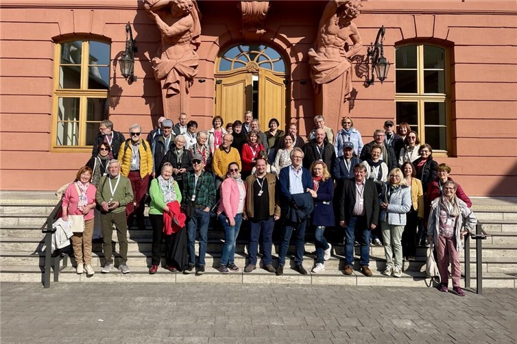 Anette Moesta MdL mit der Besuchergruppe vor dem Landtag in Mainz.