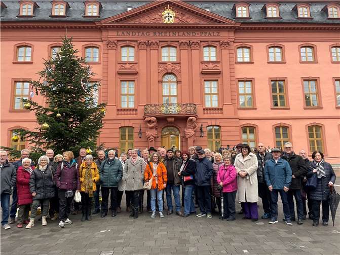 Anette Moesta MdL mit einer Besuchergruppe aus ihrem Wahlkreis vor dem Landtag in Rheinland-Pfalz.  Foto: Nicole Behr