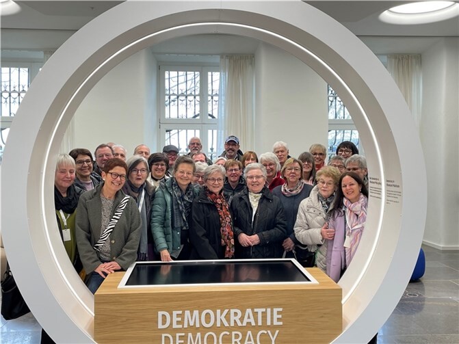 Besuchergruppe erlebt spannenden Tag im Landtag  Anette Moesta MdL mit einer Besuchergruppe aus ihrem Wahlkreis im Foyer des Deutsch Hauses in Rheinland-Pfalz.  Foto: Nicole Behr