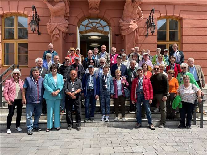 Anette Moesta MdL mit einer Besuchergruppe aus ihrem Wahlkreis vor dem Deutschhaus in Mainz. Foto: Nicole Behr