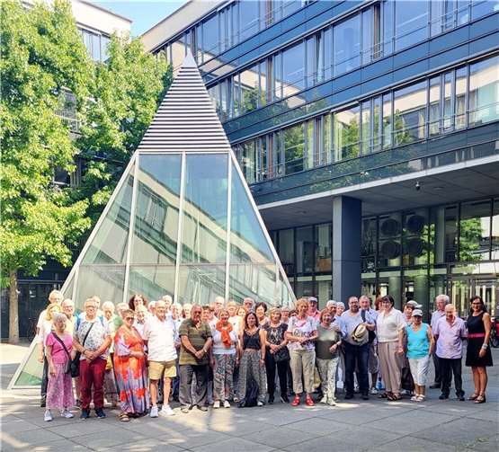 Anette Moesta MdL mit einer Besuchergruppe aus ihrem Wahlkreis im Foyer des Deutsch Hauses in Rheinland-Pfalz.  Foto: Nicole Behr