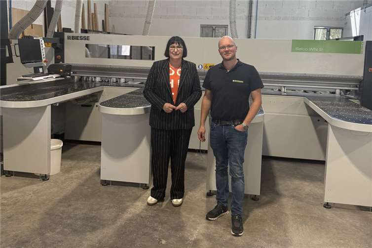 Handwerk, Ausbildung und Bestattungsgesetz im Fokus Anette Moesta MdL und Marwin Rawert sprechen über den Schreinerberuf und das neue Bestattungsgesetz. Foto: Büro Anette Moesta MdL