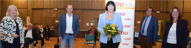 Anette Moesta (Mitte) ist Kandidatin der CDU im Wahlkreis 11 bei der Landtagswahl im kommenden März. Zu den ersten Gratulanten zählten die CDU-Kreisvorsitzende Mechthild Heil MdB (rechts) und die Bürgermeister der Verbandsgemeinden Mendig Jörg Lempertz (2. von links) und Pellenz Klaus Bell (2. von rechts) sowie Hedi Thelen MdL (links), die nach 25 Jahren Abgeordnetentätigkeit nicht mehr kandidiert. Fotos: UBU
