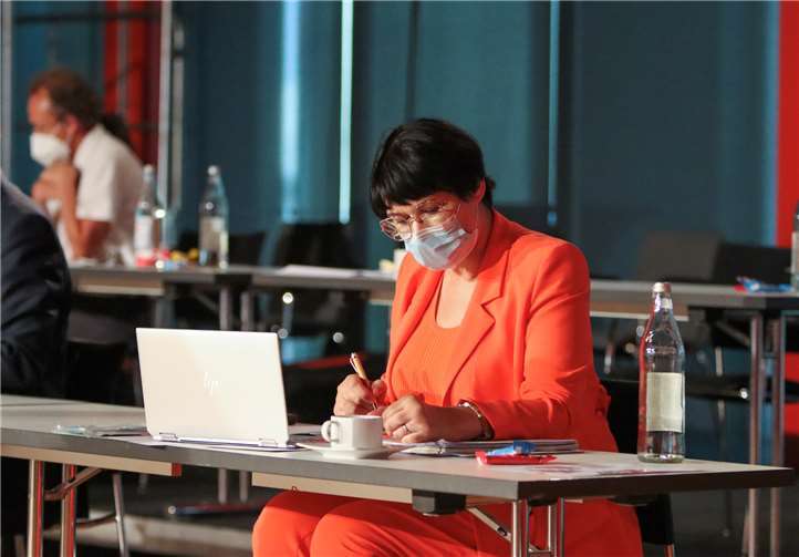 Anette Moesta bei der Arbeit im Plenum während der Aussprache zur Regierungserklärung. Foto: Landtag RLP