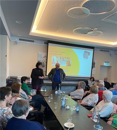 Anette Moesta dankt Herrn Dr. Gerhardt für den ausführlichen und sehr interessanten Vortrag im Parkhotel in Andernach.Foto: Nicole Behr