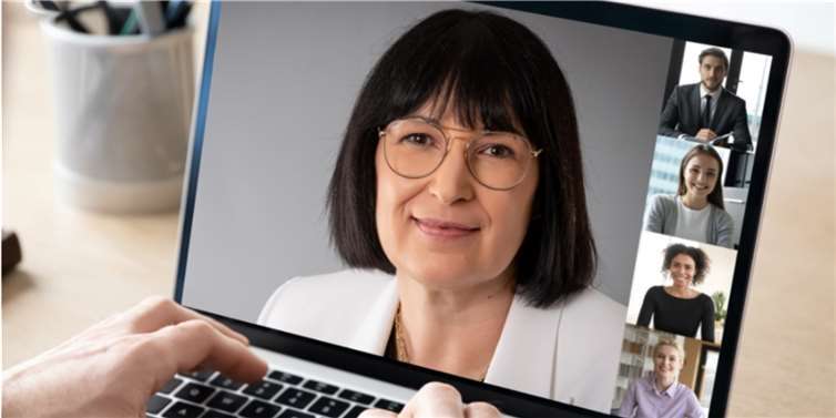 „Pflegenden Angehörigen Sicherheit geben – wie geht das?“  Anette Moesta lädt zum Senioren-Stammtisch ein.  Foto: Büro Moesta