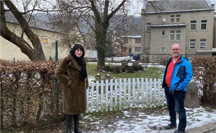 Anette Moesta (links) und Ortsbürgermeister Andreas Doll (rechts) vor der Fläche für den neuen Dorfmittelpunkt und die Kitaerweiterung. Foto: privat