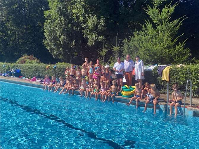 Anette Mosta MdL und Klaus Bell blicken mit Sorge auf die schwindenden Angebote beim Schwimmunterricht und der Wassertherapie.  Foto: privat