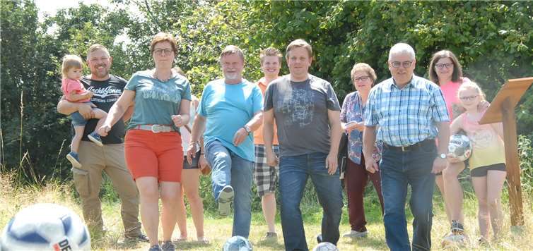 Anette Wagner und FV-Geschäftsführer Horst Simon machten den Anstoß für die neue Fußballgolf-Anlage auf dem Gelände des FV Daufenbach. Fotos: KER