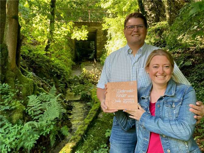 Anette und Kevin Kommer am Startpunkt des künftigen „Westerwald-Kinder-Sinnespfädchens“. Foto: privat