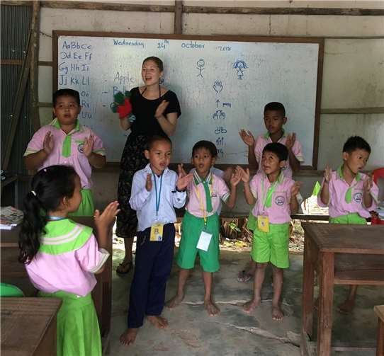 Anfängliche Sprachbarrieren waren durch Handzeichen,Malen, Gestik und Spiel alsbald kein Hindernis mehr. Foto: Privat