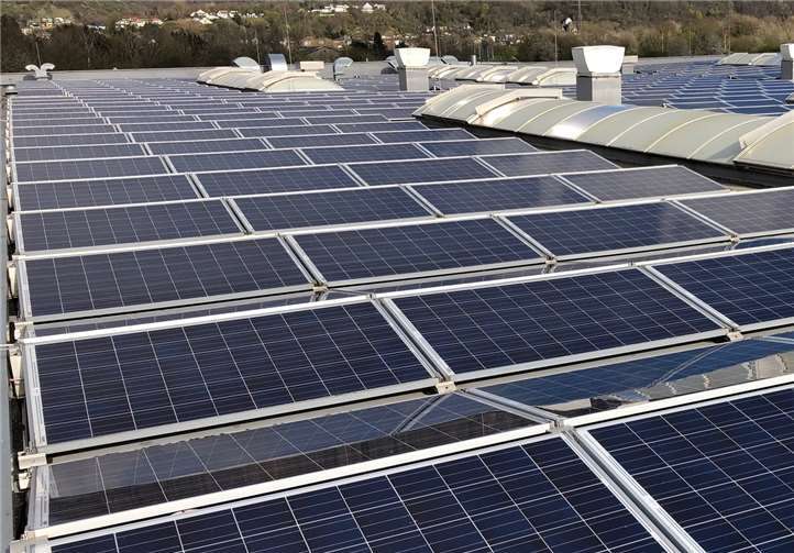 IDEEN-Drucker feiern kleine Sensation Anfang April 2021 lieferte die Anlage die 2 Millionste kWh Strom, die selbst verbraucht wurde.Foto: KRUPP DRUCK